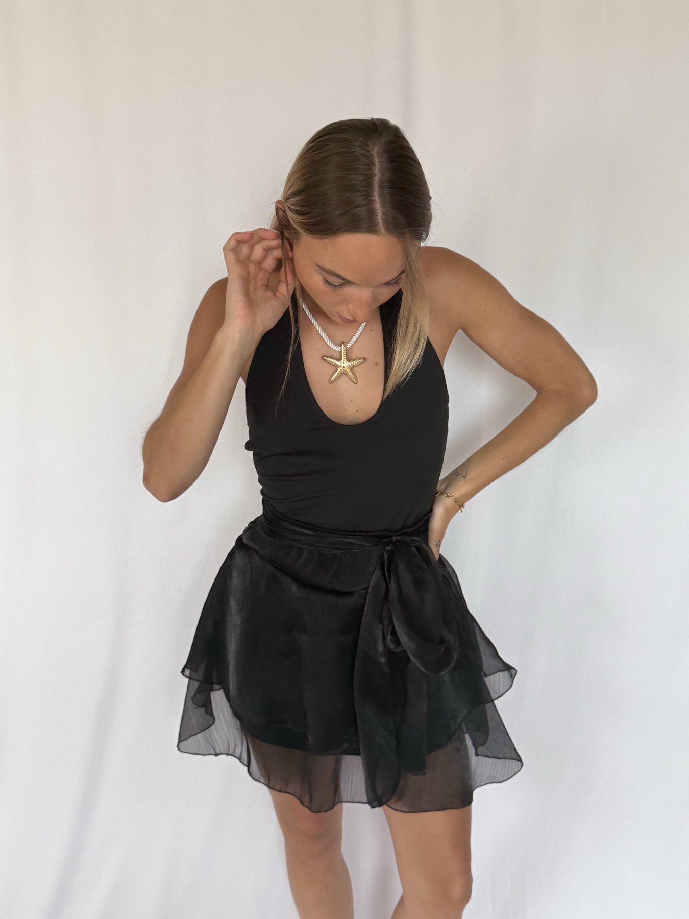 Jupe-short RUBAN grise portée, photo 10